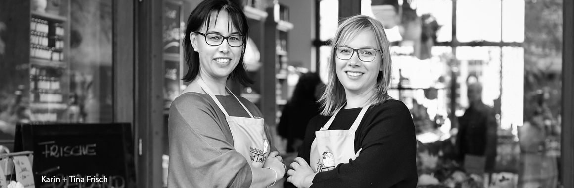 tina und karin Frisch vor dem Hofladen